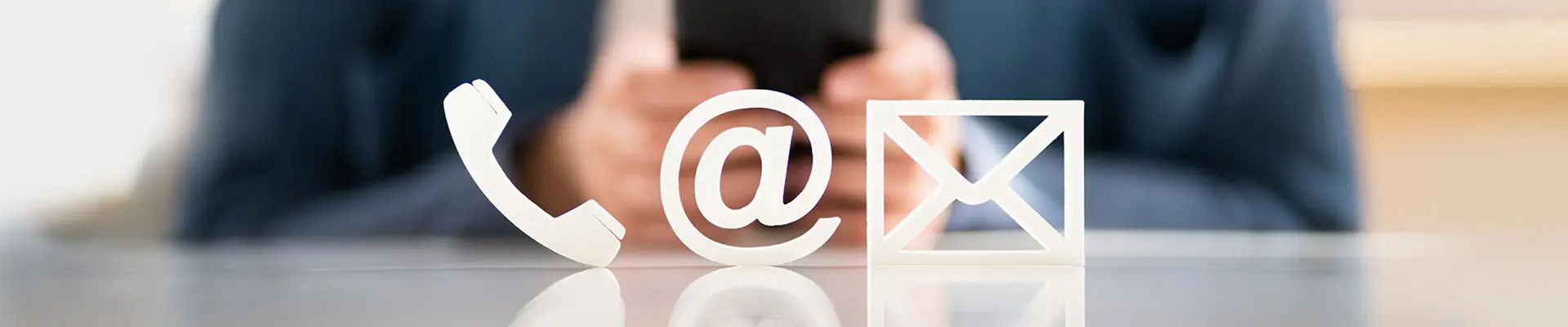 Déan teagmháil linn